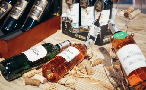 專業(yè)侍酒師在品鑒紅酒時 怎樣看葡萄酒液的澄清度